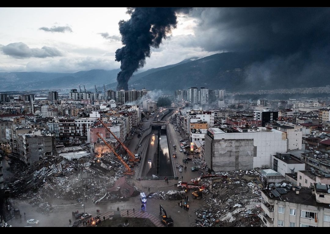 Brlgn16's tweet photo. Maliyeti 1 milyon olup 5 milyona sattılan 3 oda 1 tabut evler 45 saniyede tuzla buz oldu. Allahtan kitaptan uzaklaşıp para hırsıyla yananlar  bu #deprem den ders çıkarırmı? #hatay #iskenderun #antakya #adıyaman #Kahramanmaras #adana https://t.co/a0UREnAh2H