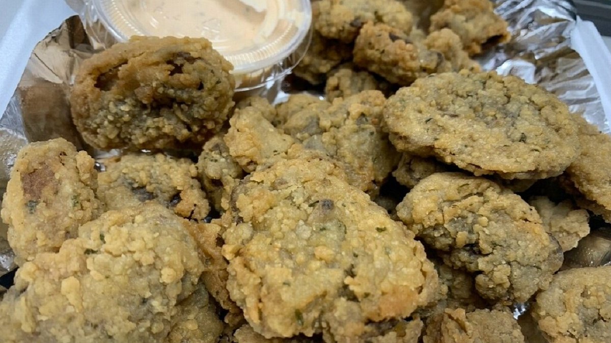 We are serving these tasty beauties all week long! Our breaded deep fried #PortobelloMushrooms!

● Deep Fried Breaded Portobello Mushrooms $8.50 - Choice of Marinara or Garlic Parm sauce

Open 11 am - 8 pm today! Call (267) 639-0787 #Foodies #Philly