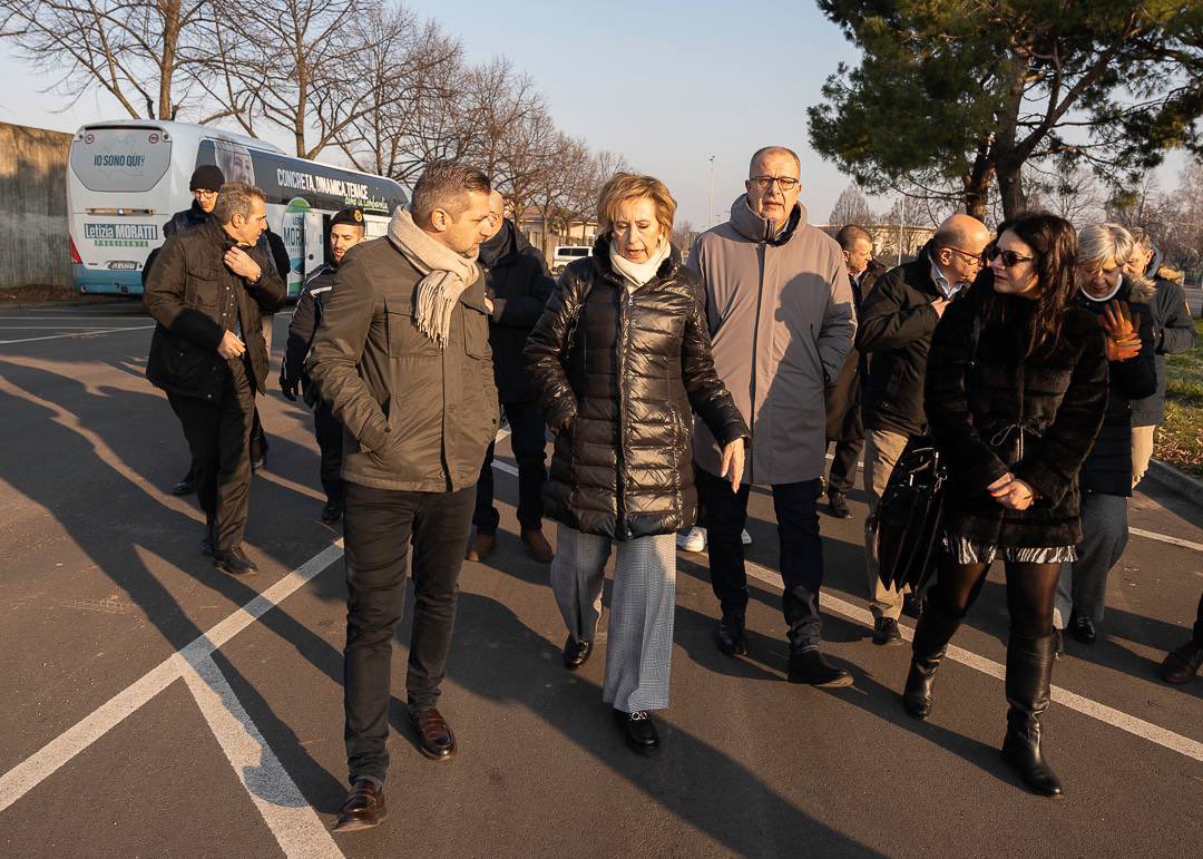 letiziamoratti's tweet photo. Con i nostri candidati Lodovica Cattaneo, Massimo Lena, Matteo Saponaro, Attilio Galbusera, accompagnati dal sindaco di Osio Sotto, Corrado Quarti abbiamo visitato il presidio socio sanitario San Donato, punto di riferimento per le famiglie che vivono situazioni di fragilità. https://t.co/R7dYyyUBsf