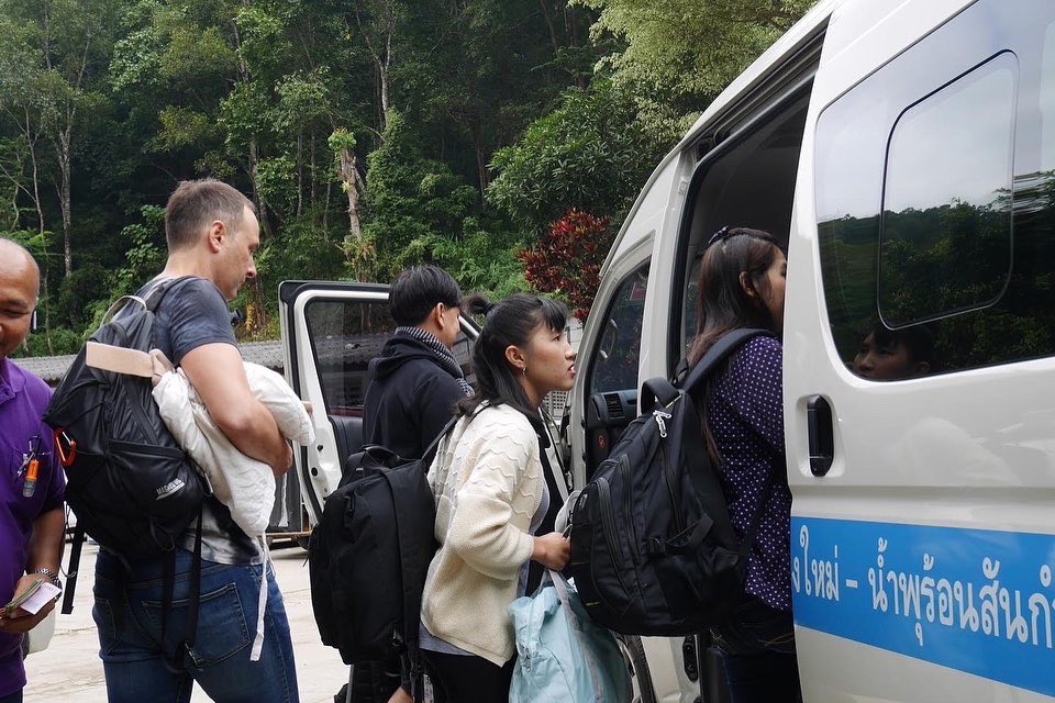 vanhotsprings's tweet photo. Let's travel with us
#VanTransport
Go to 🚎🧳🎫
- #maekampong 150 baht🌳🏡
- #monjam 150 baht🌺🌸

Booking in advance now!! #ดอยอินทนนท์ #monjam #ม่อนแจ่ม #maekampong #แม่กำปอง #รีวิวเชียงใหม่ #reviewchiangmai #travel #เชียงใหม่ #chiangmai
 - #매캄퐁 
 - #몬잼 
 - #도인타논 https://t.co/RPMEHMkrIu