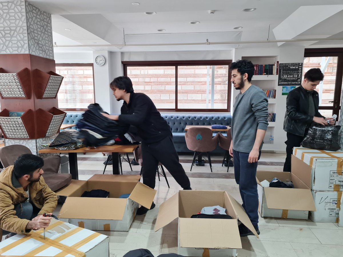 ilimyayma's tweet photo. Depremin 3. gününde lisans yurdumuzun öğrencileri yorgan, powerbank, giyim ve temizlik malzemeleri gibi asli ihtiyaçları göndermeye devam ediyorlar. Bağışlar kolilenip deprem bölgelerine ivedilikle gönderiliyor. https://t.co/NeLd26MYi8