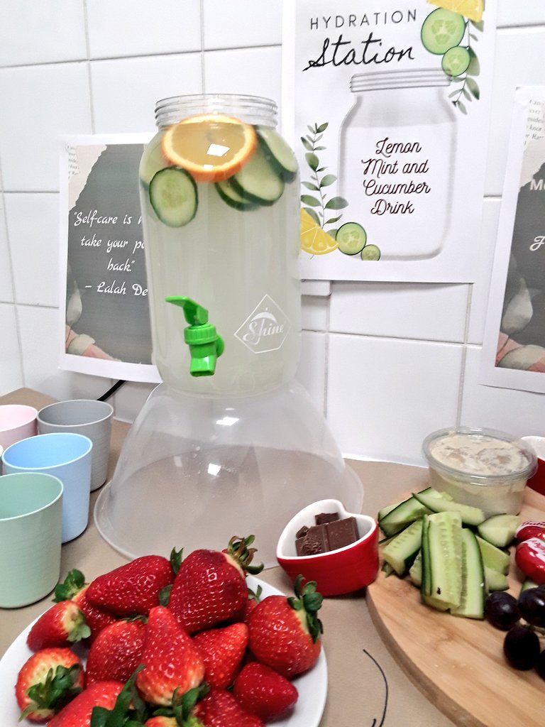 AshbridgeMaxy's tweet image. A healthy snack &amp;amp; hydration station for Preschool team. We have been focusing on mental health awareness week with the children and teams at Maxy :) @cosydirect @EYTagteam #EYtagteam #earlyyears @ashbridgeschool @mentalhealth #MentalHealthAwareness #MentalHealthMatters