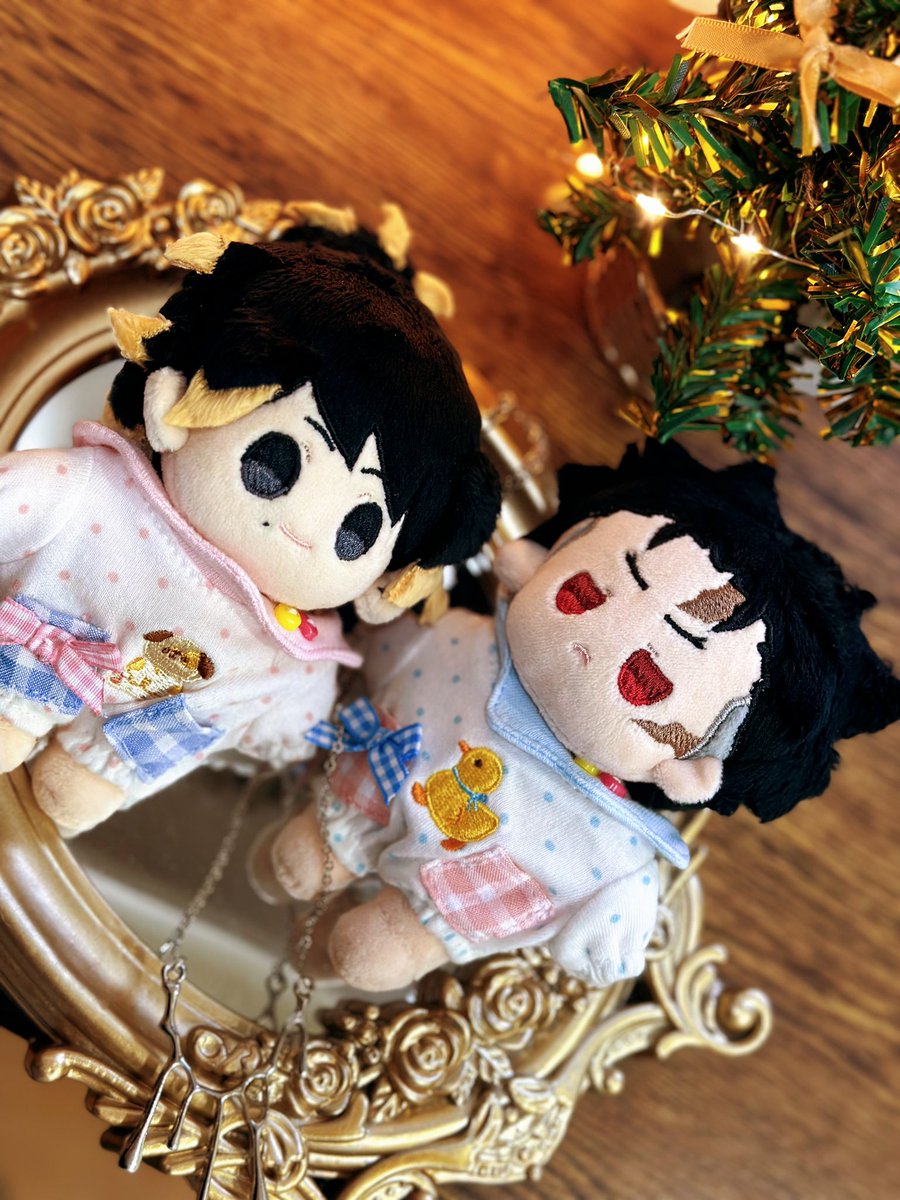 SAMESHIBACHAN's tweet photo. 遲來的聖誕氛圍照片！帶給大家暖呼呼的感覺～最近天氣轉熱了點，冬天好快就結束了啊！希望娃媽收到寶寶們，心裡也是暖暖的喔！😌❤️
—————————————————
 ⚜  │  鯊柴醬WORKSHOP  │  ⚜
—————————————————
#10cm棉花娃 #棉花娃 #手作棉花娃 
#10cm인형 #ぬいぐるみ #cottondoll #台灣娃 https://t.co/QbJ1ZLn4Sz