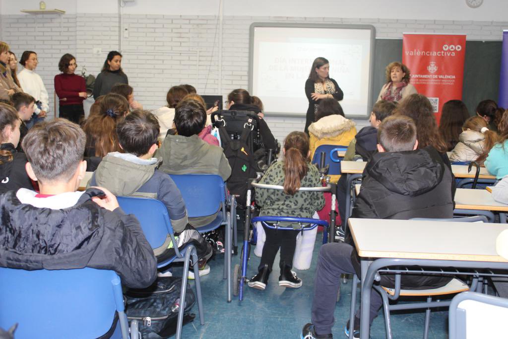 valenciactiva_'s tweet photo. 🔝👩‍🔬👩‍💻 Hoy nos adelantamos celebrando el #DiaDeLaMujerYLaNinaEnLaCiencia reuniendo en el centro @ComeniusCEducat a un grupo de #DoneStem que ha compartido su experiencia con el alumnado del centro para fomentar vocaciones científicas y tecnológicas entre las y los niños y jóvenes https://t.co/HTAkcfU8RH