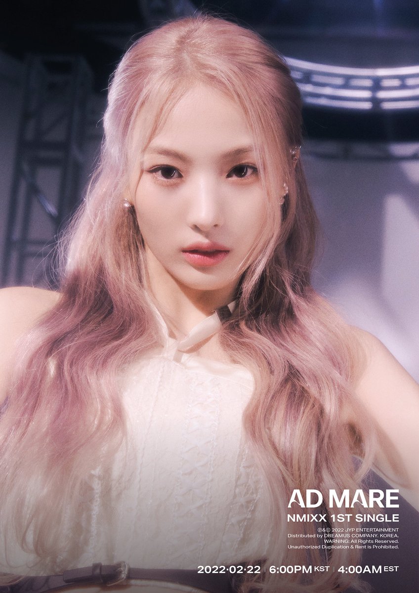 nmixxpics_'s tweet photo. 1 year since NMIXX release Jinni’s first concept photo with the moving poster for their 1st single ‘AD MARE’

https://t.co/lGFpbDqpw3