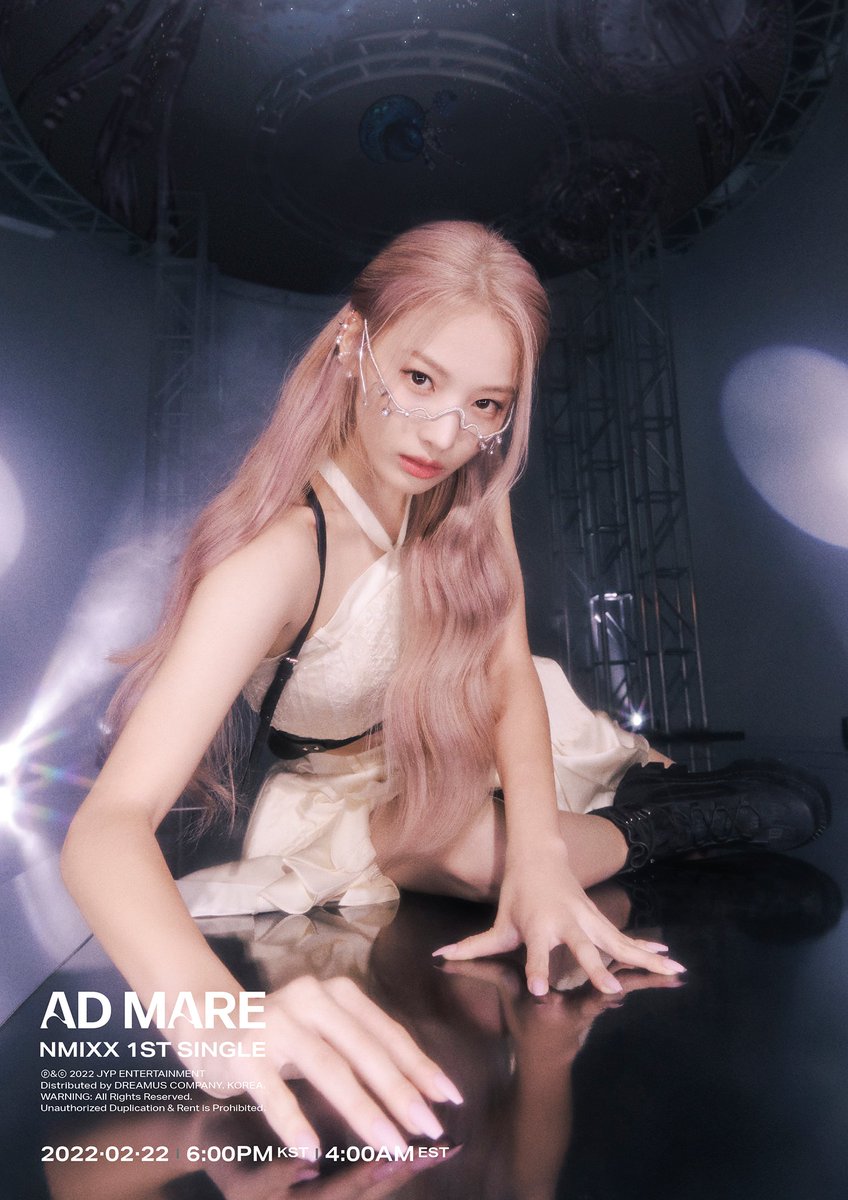 nmixxpics_'s tweet photo. 1 year since NMIXX release Jinni’s first concept photo with the moving poster for their 1st single ‘AD MARE’

https://t.co/lGFpbDqpw3