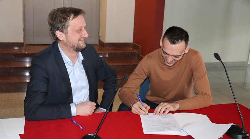 OPljevlja's tweet photo. Predsjednik Opštine Pljevlja Rajko Kovačević potpisao je danas u Centru za kulturu ugovore sa 27 mladih porodica koje su ostvarile bespovratna sredstva Opštine za rješavanje stambenog pitanja🤝✅
https://t.co/jHFd4PZVOi https://t.co/3AxPzJuKPS