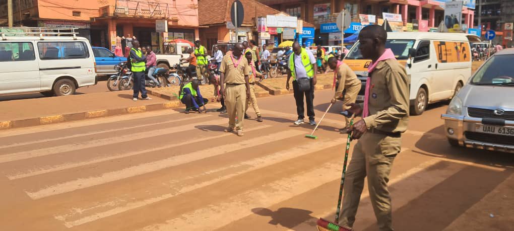 Opiaiya's tweet photo. Yesterday @Akeda4 stopped by #Jinja city and with the Boy Scouts and local leaders volunteered to paint zebra crossings and visit with local student groups. He is walking to Mbale from Kampala to raise road safety awareness. #TooYoungToDie #gethomealive https://t.co/TYKcELwMYW