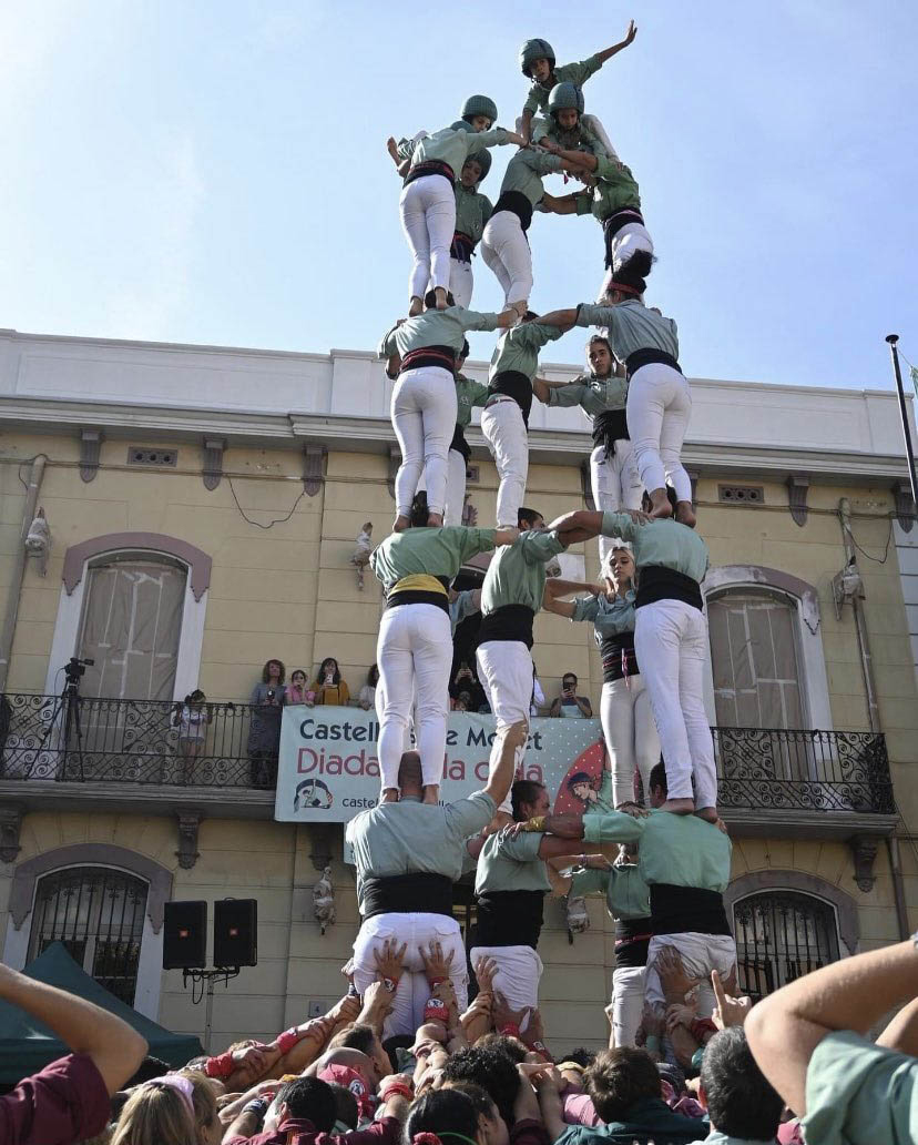 revistacastells's tweet photo. Recompensa per una triple fita històrica. Els @CastellerMollet reben el Premi Descarregat a la #NitdeCastells23
✍️@dprats91
👉https://t.co/rS4vHWfP11 https://t.co/EaB7b0wERd