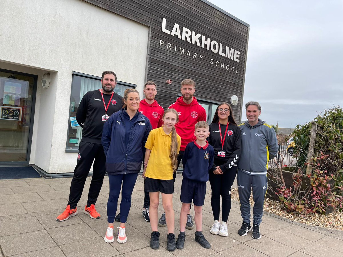 FTFCCommunity's tweet image. ⚽️ EFL Highlights ⚽️

Look out for an exciting feature on ITV4 during the EFL Highlights this Saturday 11th discussing the #HeadStart project with @LarkholmeSchool and special guests @ftfc players Josh Vela and Shaun Rooney! 

#OnwardTogether