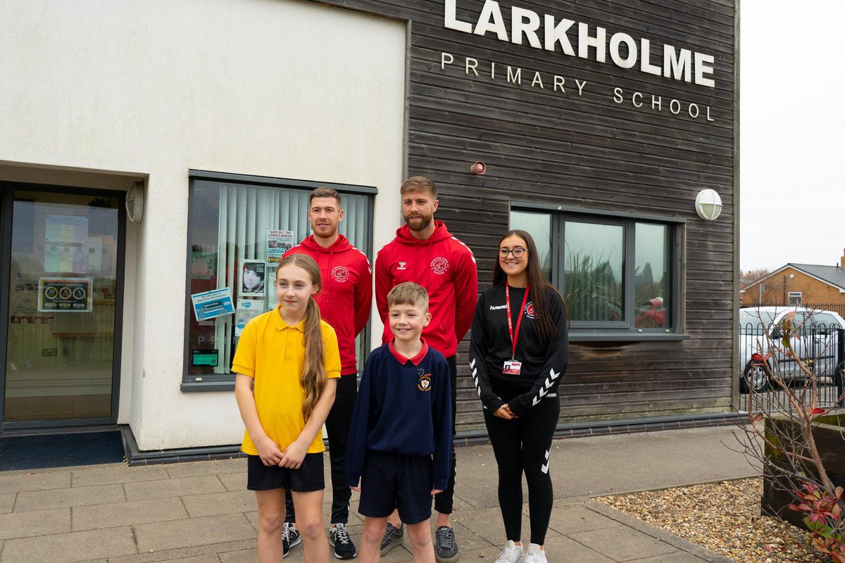 FTFCCommunity's tweet image. ⚽️ EFL Highlights ⚽️

Look out for an exciting feature on ITV4 during the EFL Highlights this Saturday 11th discussing the #HeadStart project with @LarkholmeSchool and special guests @ftfc players Josh Vela and Shaun Rooney! 

#OnwardTogether