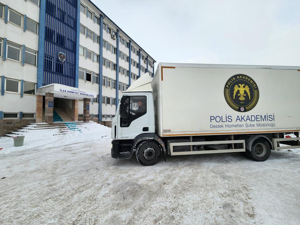paedutr's tweet photo. 7 Şubat 2023 Salı günü Polis Akademisi’nin yardım araçları Kahramanmaraş’ın Elbistan ilçesine depremzede vatandaşlarımıza ulaşmıştır.

Her an yanınızdayız. 🇹🇷
#deprem
#polisakademisi https://t.co/KYYSPBGIk9