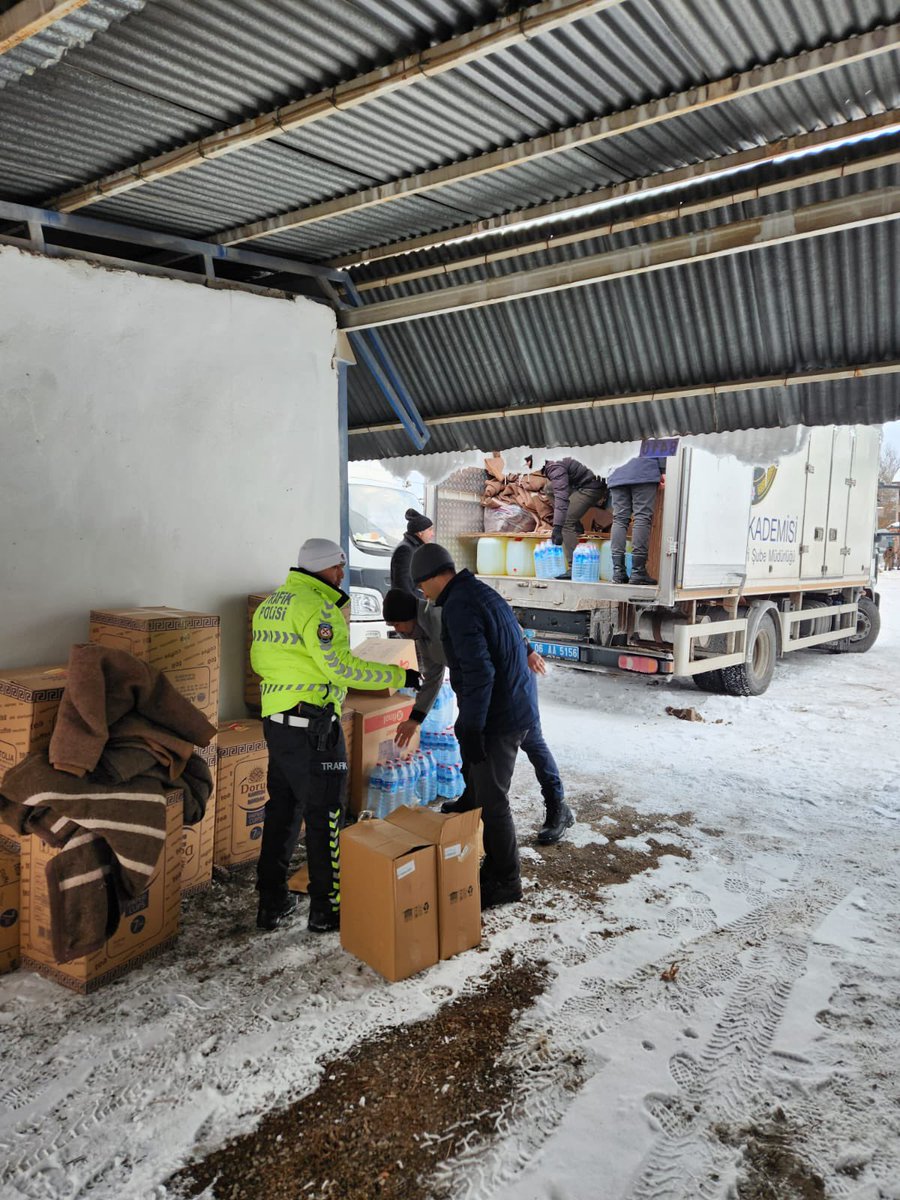 paedutr's tweet photo. 7 Şubat 2023 Salı günü Polis Akademisi’nin yardım araçları Kahramanmaraş’ın Elbistan ilçesine depremzede vatandaşlarımıza ulaşmıştır.

Her an yanınızdayız. 🇹🇷
#deprem
#polisakademisi https://t.co/KYYSPBGIk9