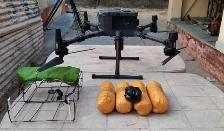 Shilpa01Sharma's tweet photo. #AlertBSF
Another drone, which came from Pakistan, was shot down by BSF Jawans. BSF foiled Pakistan's nefarious plan. #NaPakDrone
#NarendraModiSpeech
#ModiInParliament #BanChineseApp
#LokSabha #CowHugDay #Turkey #TurkeyQuake #turkeyearthquake2023 https://t.co/HsKL9RZxRh
