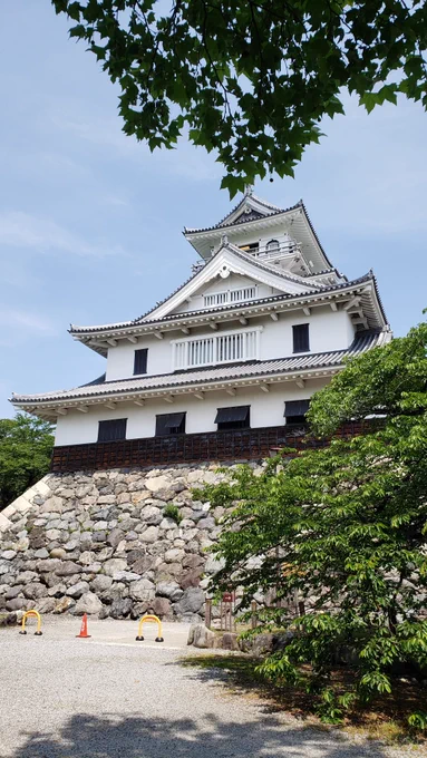 ちなみに舞台となる長浜城(長浜城歴史博物館)にも足を運びました。琵琶湖がホントに眼前で吃驚した。
模擬天守なので作画では博物館の資料、姫路城復元図、大津城復元モデルを参考にしました🏯
雰囲気だけでも伝われば幸い…😂 