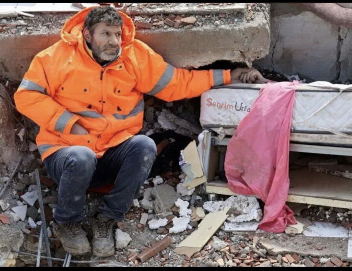 Dünya, düşünenler için bir komedi, hissedenler için bir trajedidir. #TurkiyeDeprem