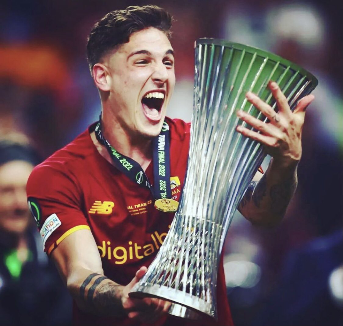 🚨 #Zaniolo 🇮🇹 ficha por el Galatasaray tras cuatro temporadas y media en la <a href="/OfficialASRoma/">AS Roma</a> 🟡🔴:

✍️Firma hasta 2027 y 3’5 millones anuales.

💰Se convierte en el fichaje más caro de la historia del fútbol turco.               

❌Cláusula de rescisión de 35 millones.