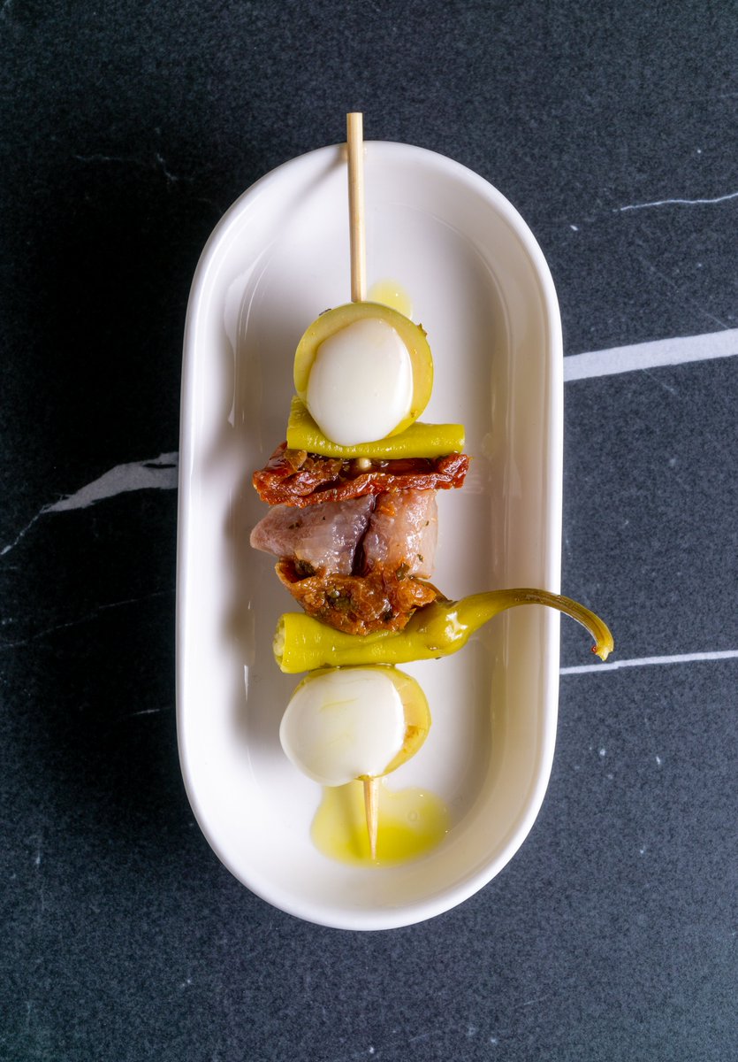 Una gilda con un buen chorrito de aceite siempre apetece.

Reserva 👉🏻 ellincerestaurante.com

#ElLince #food #gastronomia #comida #instafood #foodie #chef #restaurant #instagood #foodlover #foodphotography #JaviEstévez #casquería #VuelveElLince #familialince #gilda