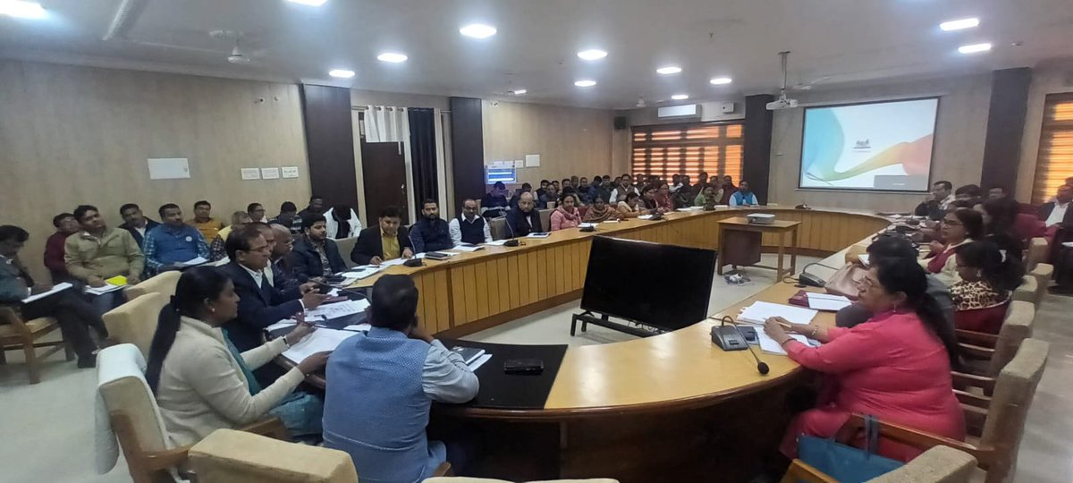 विकास भवन सभागार में समीक्षा बैठक। ऑपरेशन कायाकल्प,गौ-आश्रय केंद्र, आंगनबाड़ी केंद्र,SLWM,मनरेगा एवं मुख्यमंत्री/प्रधानमंत्री आवास योजना का समीक्षा किया गया। कार्य समय से पूर्ण करने हेतु संबंधित अधिकारी को निर्देशित किया गया। <a href="/ChiefSecyUP/">S.P. Goyal, Chief Secretary, GoUP</a> <a href="/CMOfficeUP/">CM Office, GoUP</a> <a href="/dmgonda2/">DM / DEO Gonda</a> <a href="/UPGovt/">Government of UP</a>