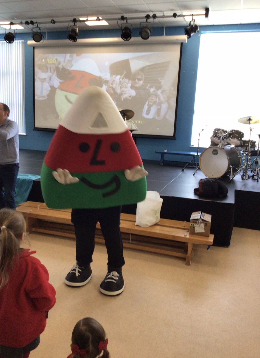 YsgolTycroes's tweet photo. Braf oedd croesawu Mr Urdd i’r ysgol bore ma. Buodd y plant wrth eu bodd yn canu a dawnsio yn ei gwmni. Diolch am ddod a edrych mlaen i weld chi yn yr eisteddfod yn Llanymddyfri eleni. @Urddgobaithcymru #YGTSIATH https://t.co/qq0w2lzsb5