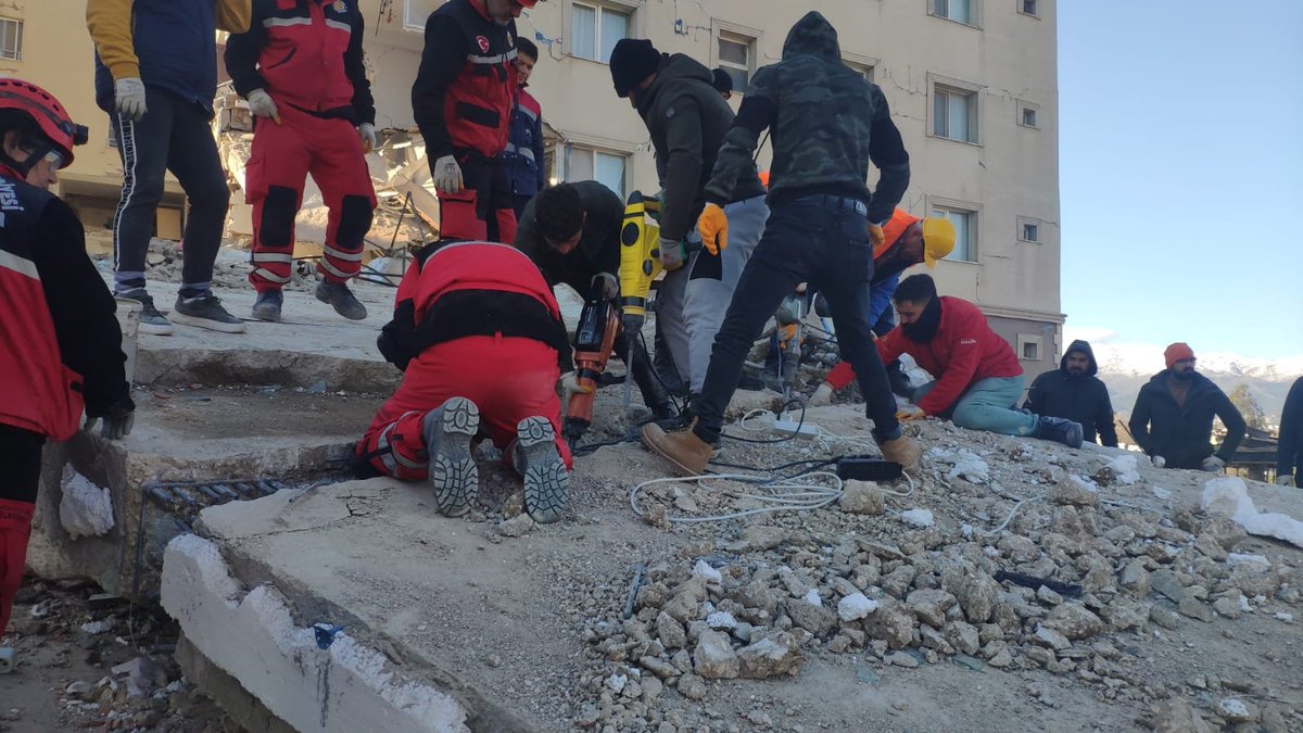 Vinç en üst bloğu alacak, Sonrasında arkasına koridor için uğraşacaklar inşallah. gece için aydınlatma ve destek ekip talep ettik afad'dan. Siz de edin. Jenaratör lazım olacak. sadece RT işe yaramıyor arkadaşlar telefonla arayın birilerini. akşam vinç başka yere giderse mahvolurz