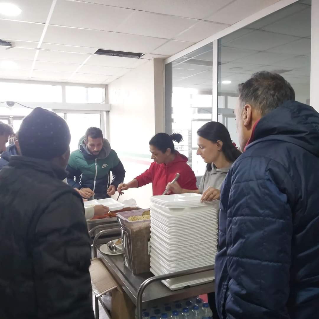 AmedsporSK's tweet photo. Deprem nedeniyle kulüp tesislerimizde kalan vatandaşlarımıza verilen yemekler futbolcularımız ve aileleri tarafından ikram edildi. https://t.co/jGfMKSbXxd