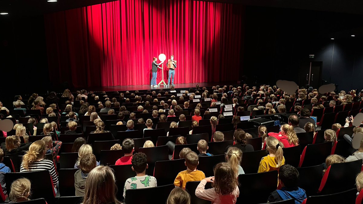 Gisteren hebben ruim duizend leerlingen van basisscholen uit de hele regio (groepen 3, 4 en 5) genoten van de schoolvoorstellingen van Superjuffie!🥳