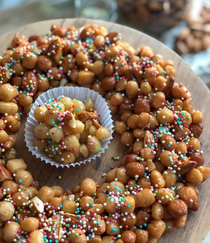 Il profumo del miele e i confettini colorati fanno della cicerchiata uno dei dolci più apprezzati d'#Abruzzo. Un dolce allegro e fragrante apprezzato soprattutto dai più piccini, motivo per cui è d'obbligo prepararla durante il Carnevale!😋
bit.ly/37YFZnG
#tastyabruzzo