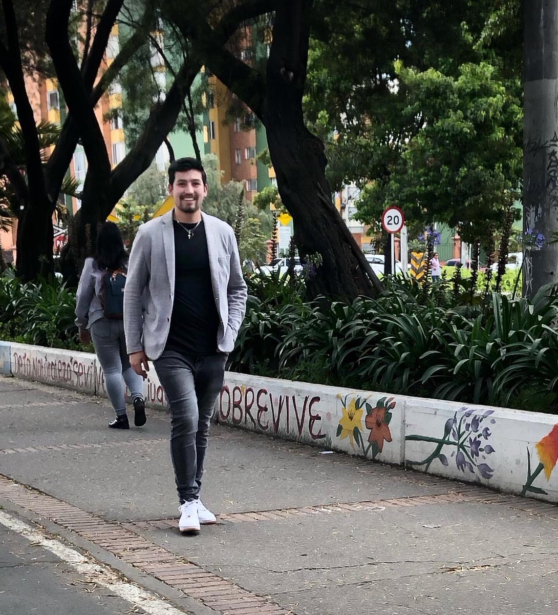 abelbejarano's tweet photo. Caminar por la vida con una sonrisa te hace dar cuenta que estás viviendo la verdadera felicidad de la vida. #felizmente #frasedeldía https://t.co/mcmlrBbkUT