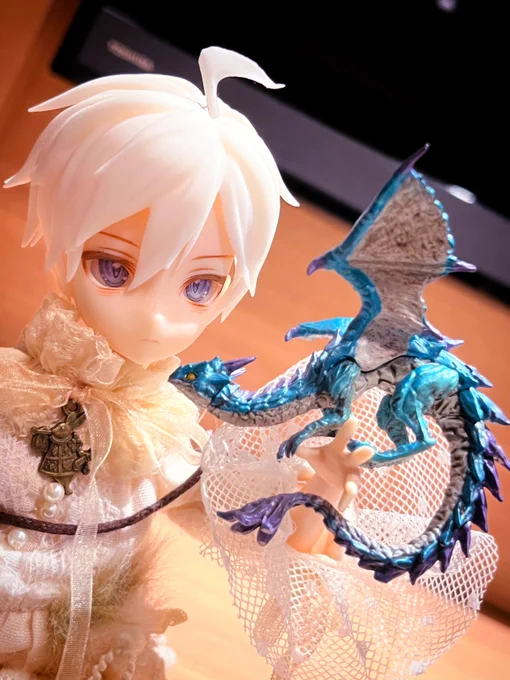 旅の道中、小さな蒼龍を拾いました。 #指乗せドラゴン 