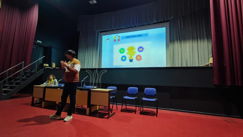 AstradeRMurcia's tweet photo. Ayer participamos en el @MaristasCt en unas jornadas de formación para maestros de infantil y primaria sobre la intervención con alumnos con TEA, en este caso de la mano de los profesionales Víctor Díez y Andrés González.
#Astrade #Formación #TEA https://t.co/YpopEpjmLx