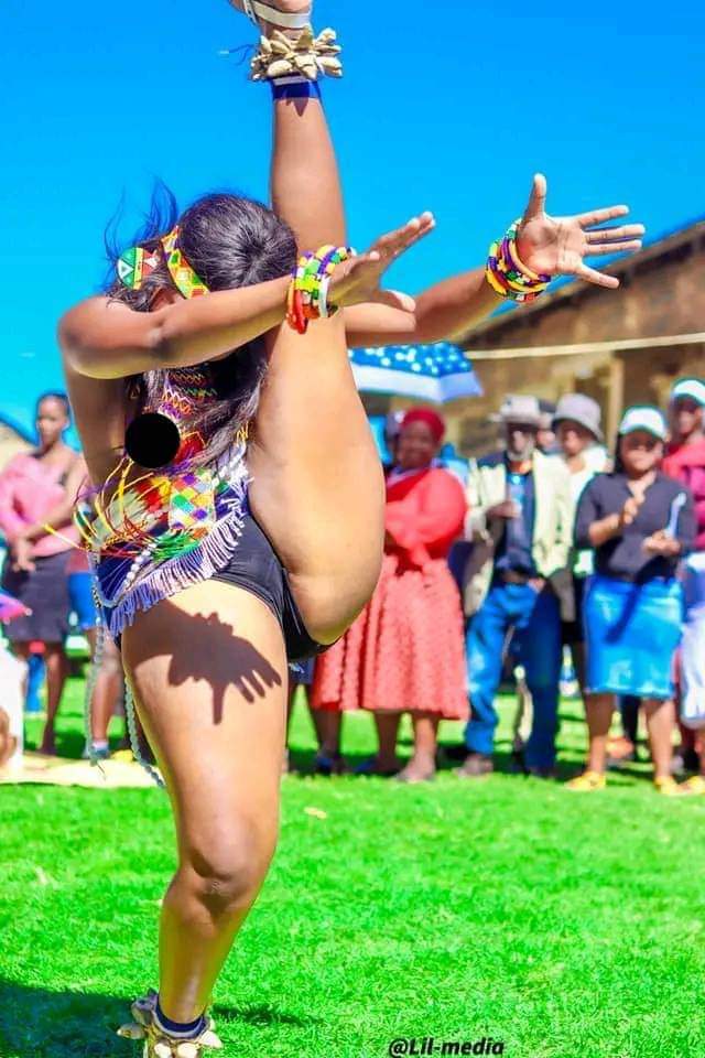 spicenkosi's tweet photo. Who's fault is this, the camera man or the lady? 📸🤔 https://t.co/4qR4EfzeoY