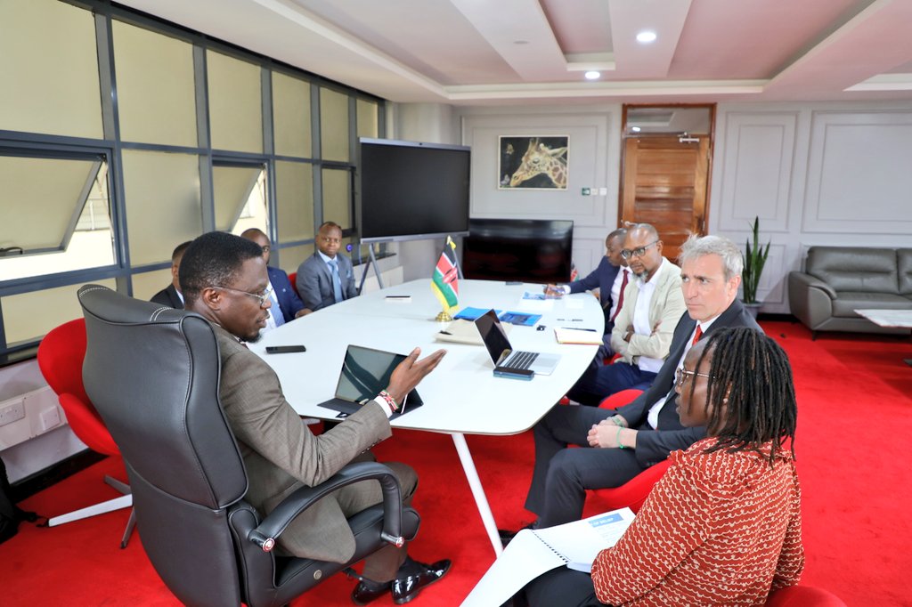 KBCChannel1's tweet photo. Sports CS Ababu Namwamba has called on spanish football scout and trainer Roberto Hernandez to partner with the ministry in the development of sporting facilities across the country. ^CW
#TheGreatKBC https://t.co/ZttHxOTvlR