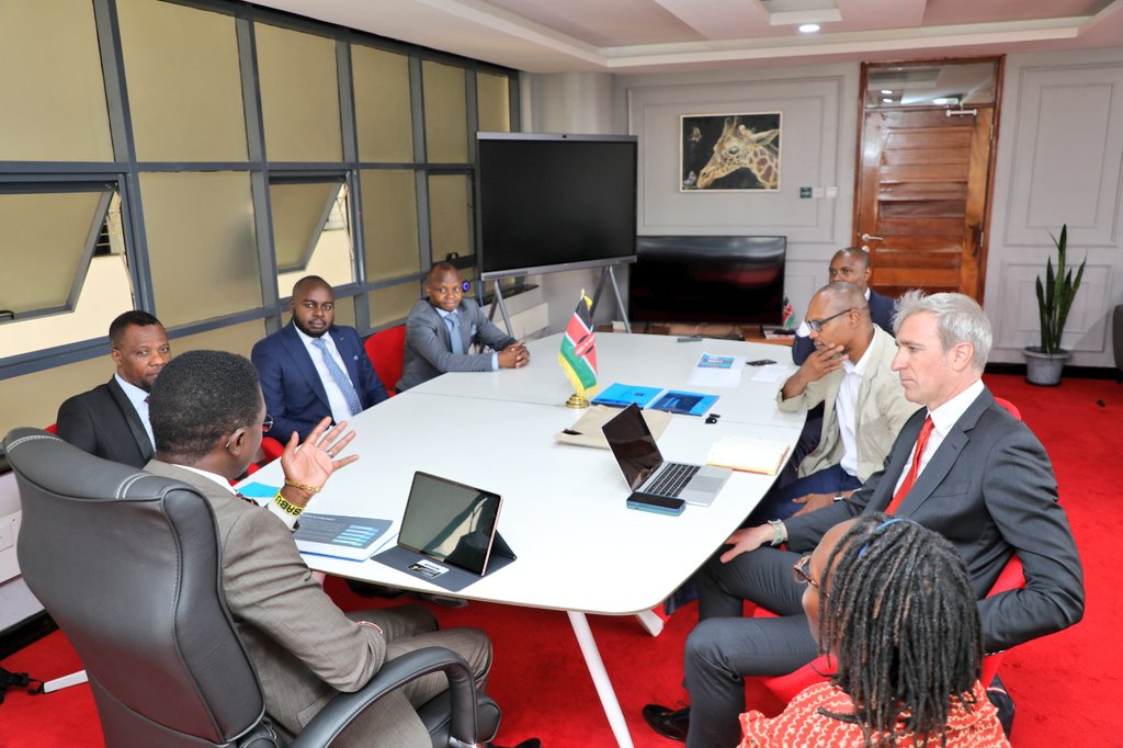 KBCChannel1's tweet photo. Sports CS Ababu Namwamba has called on spanish football scout and trainer Roberto Hernandez to partner with the ministry in the development of sporting facilities across the country. ^CW
#TheGreatKBC https://t.co/ZttHxOTvlR