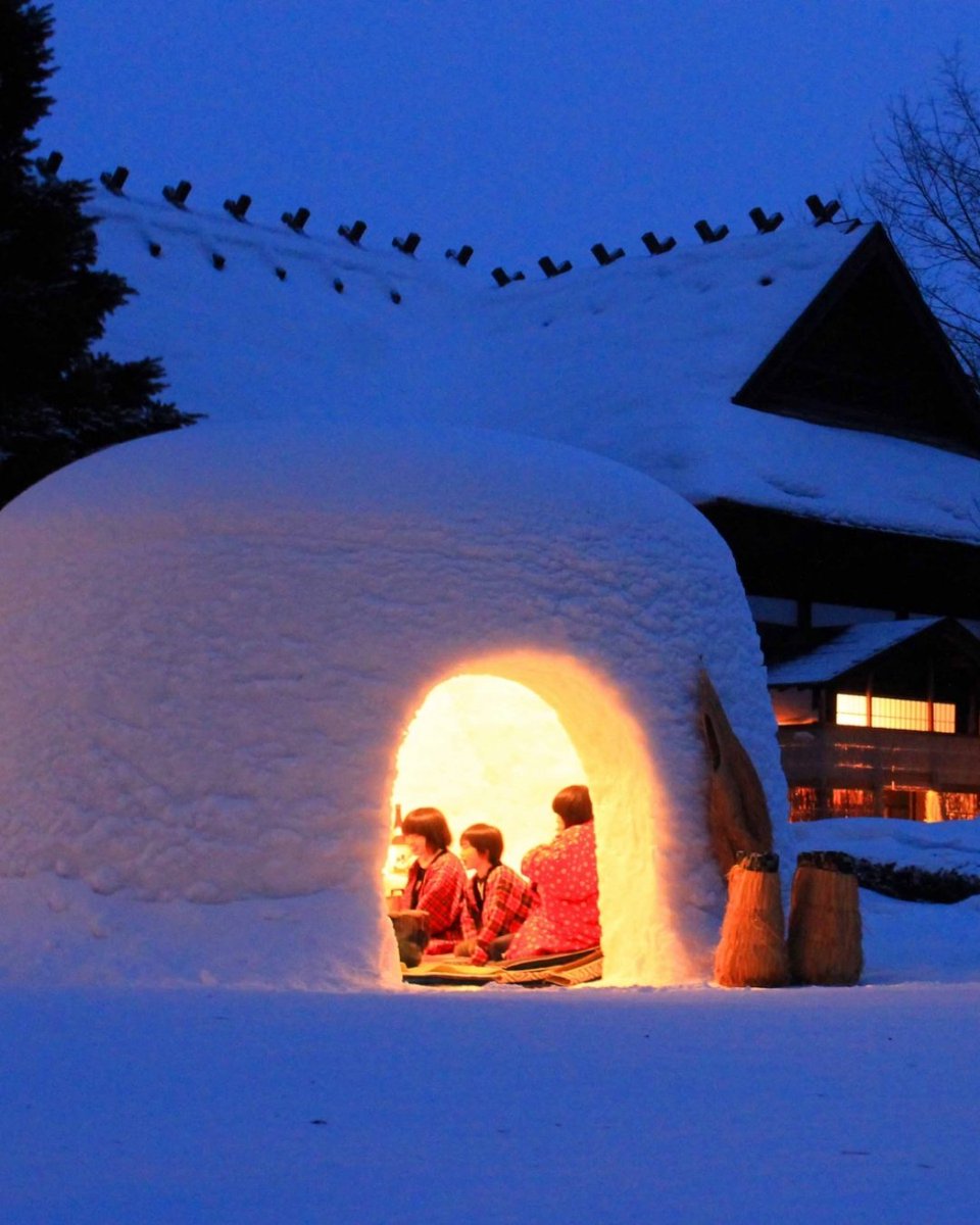 ExploreJapanAR's tweet photo. هذه الأكواخ الثلجيةتقع في مهرجان "يوكوتي كاماكورا" الذي يُقام في مدينة يوكوتي بمحافظة أكيتا في يومي 15 و 16 فبراير. ويتميز المهرجان بالعديد من بيوت الثلج "كاماكورا"بحيث يمكنكم الدخول فيها والاستمتاع بطهي الطعام، أو يمكنكم الاستمتاع بالمشي في شوارع المدينة ومشاهدة أكواخ الثلج ❄ https://t.co/NOUlH54PVp