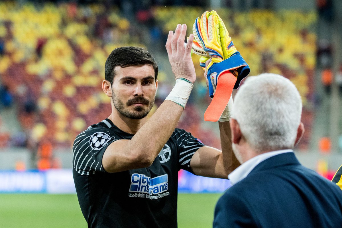 Doctorul2's tweet image. EXCLUSIV! EXPLOZIE în Superliga! Arlauskis OUT de la Craiova după o gafă epică! Se pregătește transferul sezonului cu Florin Nita, aflat în ultimele 6 luni de contract!  #Arlauskis #Craiova #Nita #FotbalRomania.