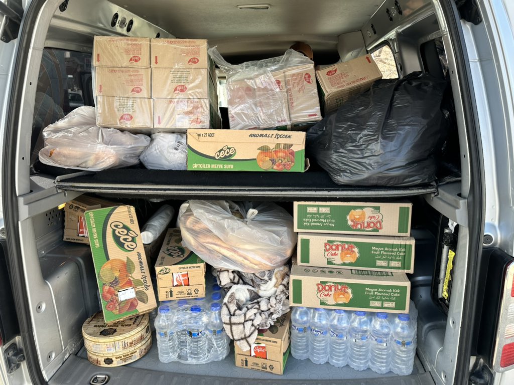 Yardımlara devam ediyoruz ulaşamadığınız insanlar varsa bize ulaşın 0542 530 2811