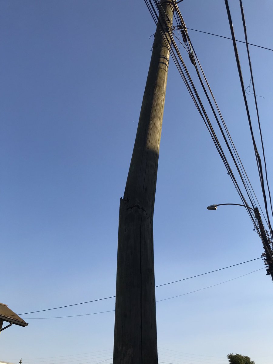 holaclaudiodis's tweet photo. ⚠️ Poste de luz dañado calle Pablo Neruda esquina Lanalhue, sector estadio #temuco ⚠️

@CGE_Clientes @municipiotemuco hago un llamado las autoridades pertinentes para que tomen medidas preventiva. https://t.co/cyGWmNaxlX