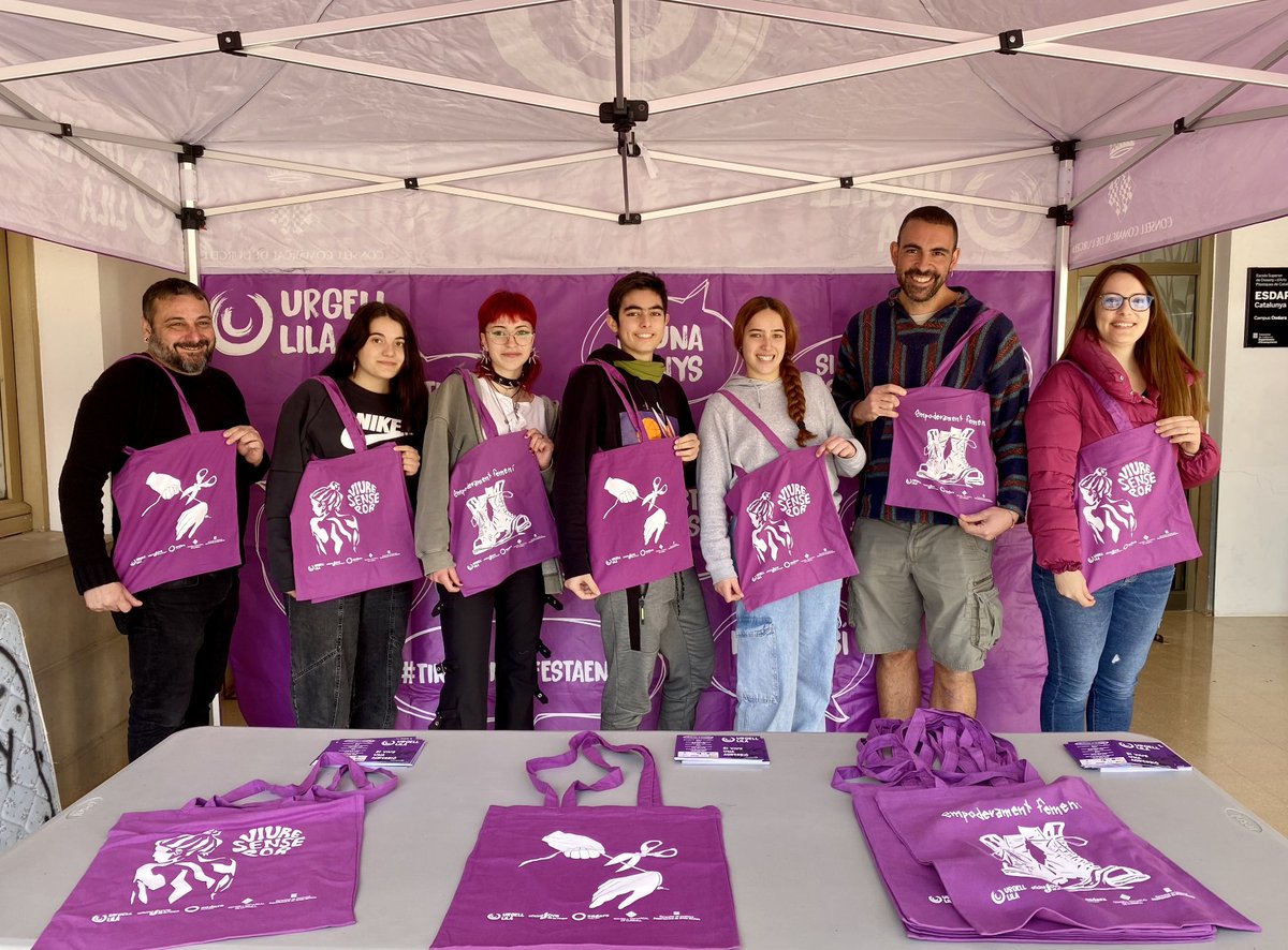 Avui s'ha fet la presentació dels nous dissenys de les bosses que es repartiran al punt lila de @oficinajoveurgell

Els dissenys els han realitzat alumnes de batxillerat de l'escola.

Gràcies per la feina tant fantàstica💪🏻💜