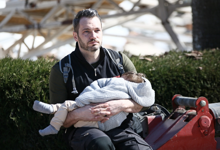 İsviçre'den gelen yardım gönüllüsü Hatay'da 3 yaşındaki depremzede çocuğu sakinleştirdi.