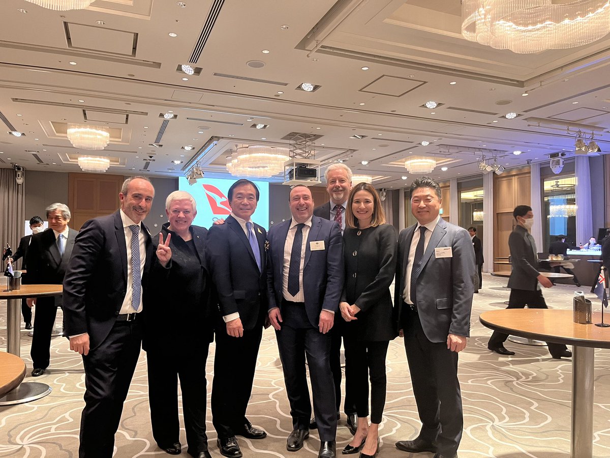 A_Cris_Merino's tweet photo. A great evening hosted by @Qantas to celebrate Ogino san’s contribution. 大変お世話になりました。 https://t.co/07ar6zEraW