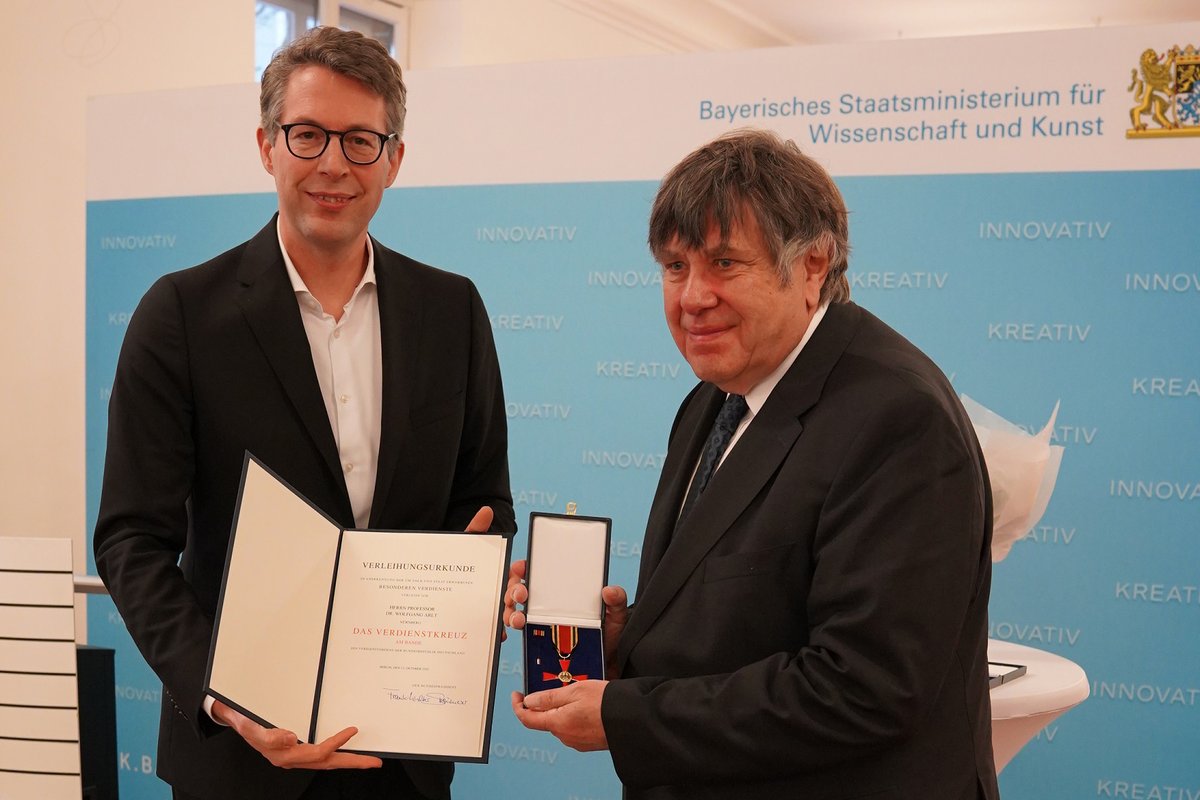 UniFAU's tweet photo. Wissenschaftsminister Markus Blume @StMWK_Bayern hat in München das Bundesverdienstkreuz an den Chemiker und Energieforscher #FAUProf. Dr. Wolfgang Arlt für seine Arbeit im #Zukunftsthema #Energie und #Nachhaltigkeit übergeben. #FAUproud #FAUscience https://t.co/bNQO3VJ4C1