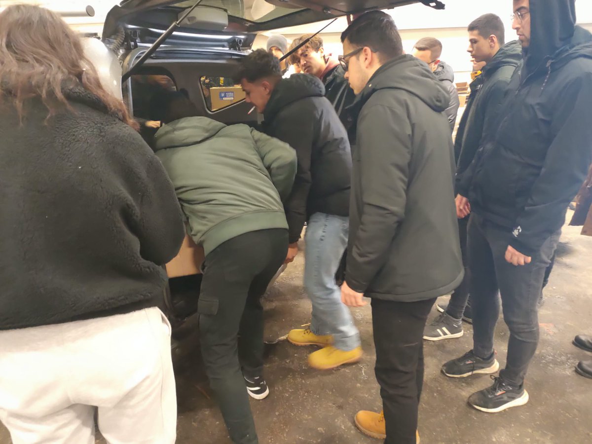 Deprem Bölgesine ulaştırılması amacıyla kurumumuza getirilen yardımların ilk kısmı teslim edilmiştir 
<a href="/GurhanCokgezer/">Gürhan Çokgezer</a> <a href="/Osmangazi_MEM/">Osmangazi İlçe Milli Eğitim Müdürlüğü</a> <a href="/bursailmem16/">Bursa İl Millî Eğitim Müdürlüğü</a> @serkangur_bursa