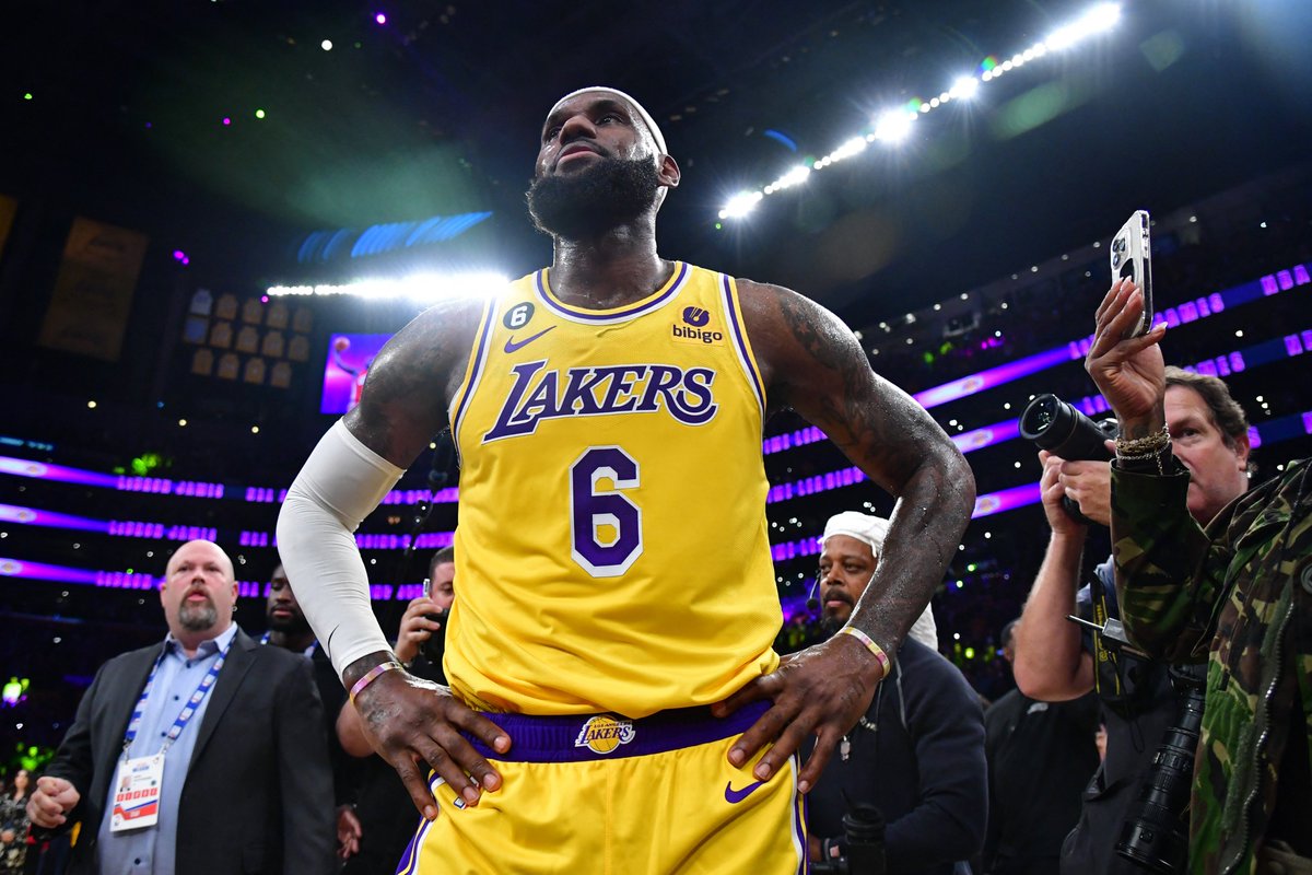 elchiringuitotv's tweet photo. 🏀🐐¿Es Lebron James el mejor jugador de todos los tiempos de la NBA?

👇Abrimos debate antes de #JUGONES, a las 15:10h, en @laSextaTV. 

🔁𝗥𝗧- 𝗡𝗢
❤️𝗠𝗚- 𝗦Í https://t.co/AYpY67wdqh