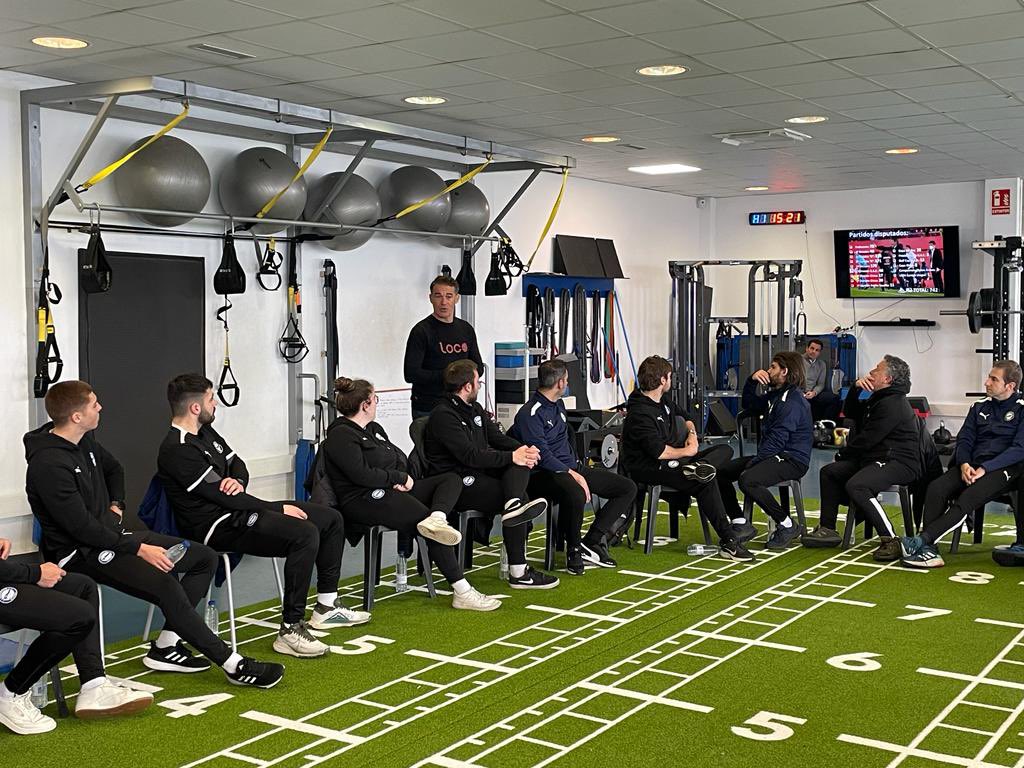 Alaves's tweet photo. 👨‍🏫🗣️💪

@LuisGarciaPlaza fue protagonista ayer de la primera sesión en el marco de la formación interna del staff del Deportivo Alavés para técnicos de la estructura albiazul.

¡Muchas gracias míster! ¡Una gran experiencia! 

#AltaLaFrente 🔵⚪️ https://t.co/YX6euhlmUO