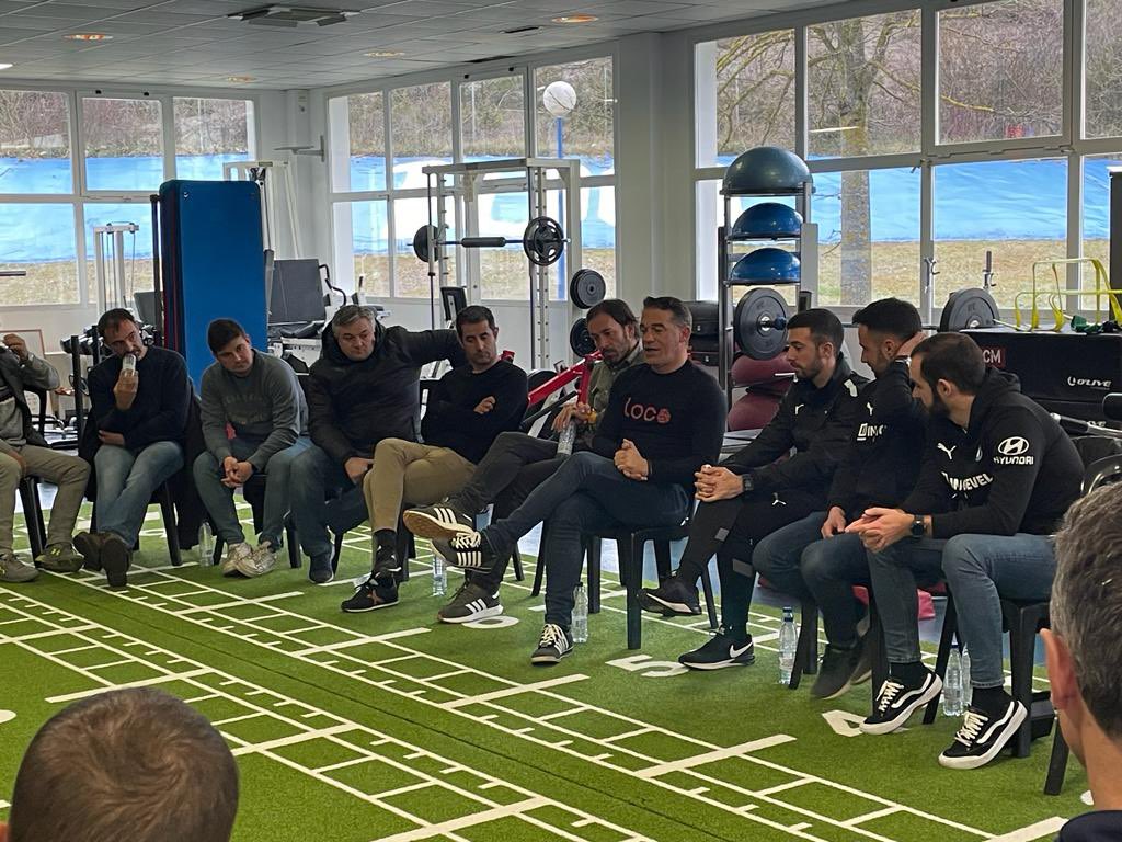 Alaves's tweet photo. 👨‍🏫🗣️💪

@LuisGarciaPlaza fue protagonista ayer de la primera sesión en el marco de la formación interna del staff del Deportivo Alavés para técnicos de la estructura albiazul.

¡Muchas gracias míster! ¡Una gran experiencia! 

#AltaLaFrente 🔵⚪️ https://t.co/YX6euhlmUO