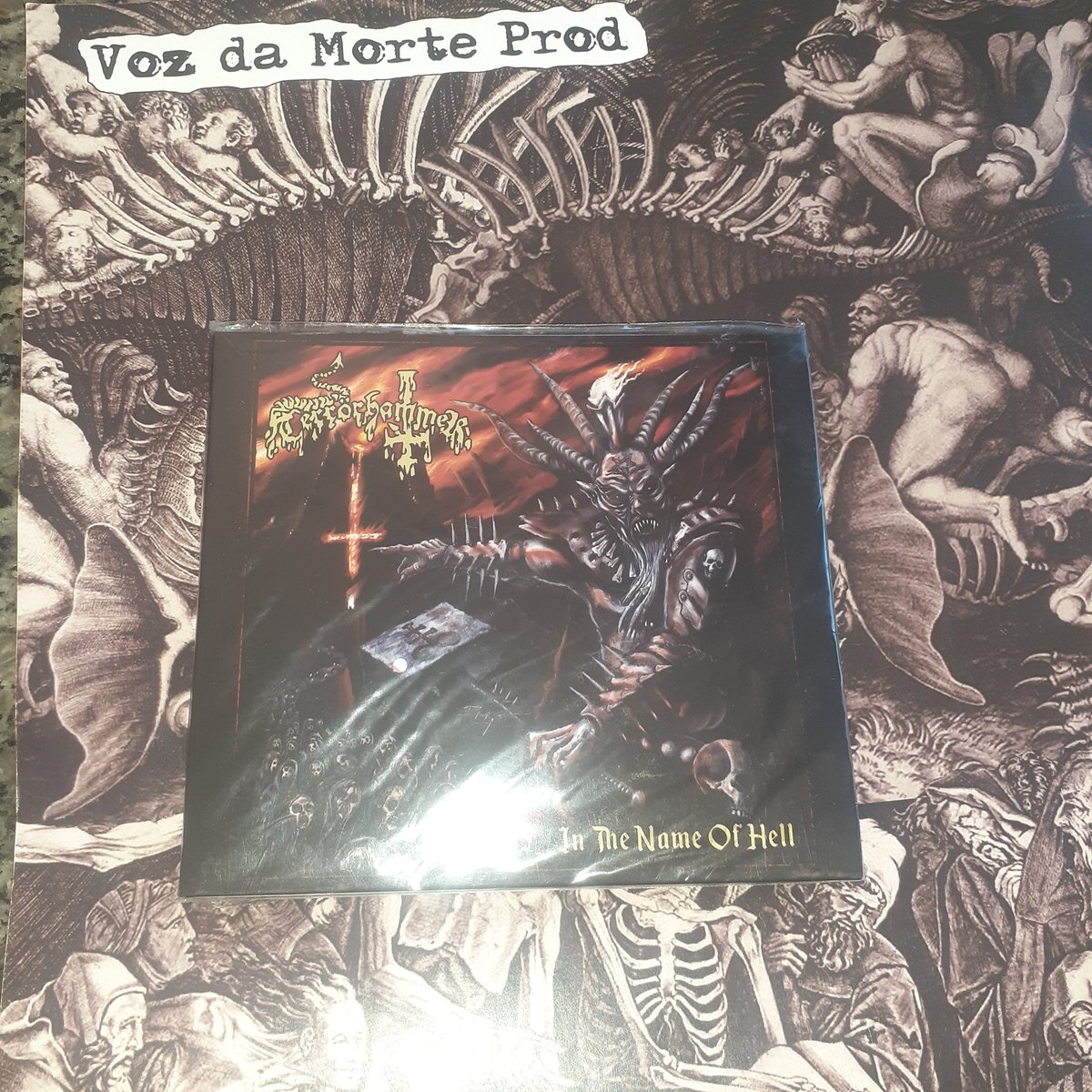 vozdamorteprod's tweet photo. Banda: Terrorhammer (Servia)
Álbum: In the Name of Hell
Formato: CD Digipack
Valor: 35,00 R$ + Frete
#terrorhammer #blackmetal #blackthrash #blackthrashmetal #blackthrashattack #death #vozdamorteprod #vdmorte #brazilianlabel #satan #undergroundlabel #blackspeed #speed #hell https://t.co/2YJBeNNml7