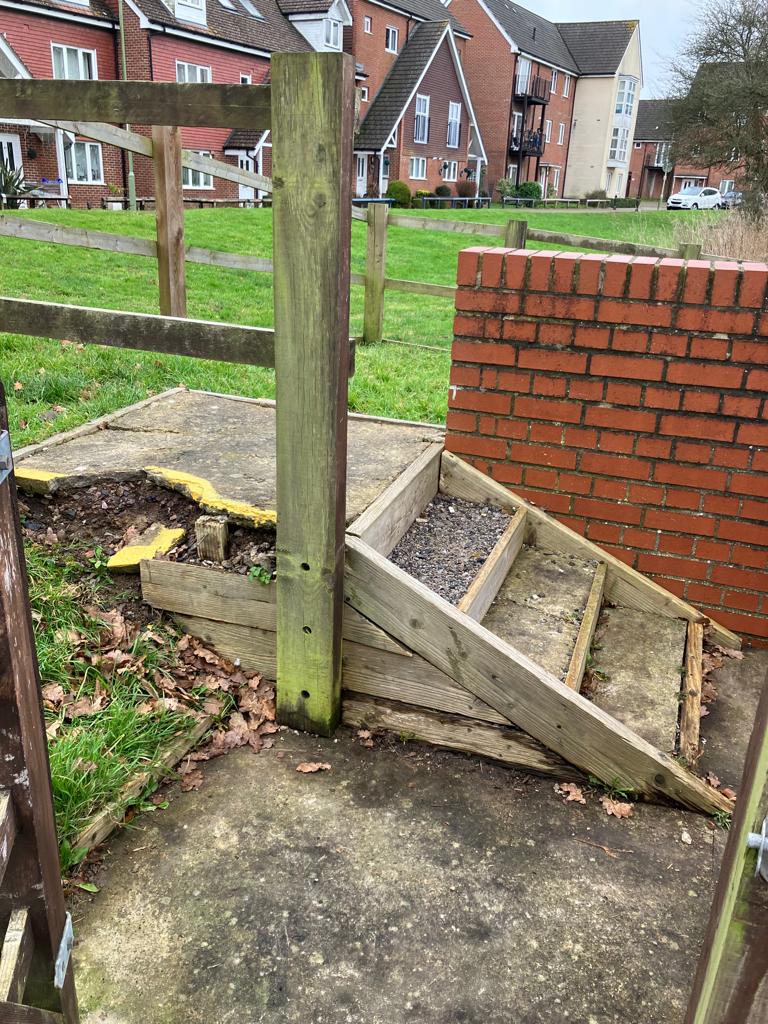 johnoflynnEA's tweet photo. #EastHantsFieldTeam have made a great job of this repair to the access steps to the debris screen on #StanbridgeStream near Borough Grove @Petersfield_TC. Helping to reduce local flood risk. #floodaware #AssetManagement @EastHantsDC @hantsconnect https://t.co/ApHzS6M2gy