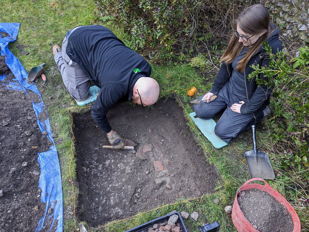 EB_Heritage's tweet image. We're excavating the first test pit of the Big Dig 2023 today! More info about how to sign up for The Big Dig 9th - 11th June coming soon!
The #BigDig Project is part of #ChangingChalk a partnership project led by @nationaltrust funded by @HeritageFundUK and @PostcodeLottery
