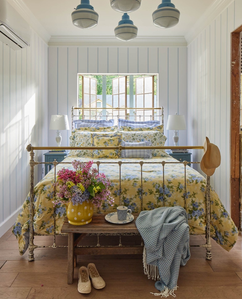 Turn on the charm! @simplysoutherncottage did just that with the restoration of this 193Os villa. Our floral print Cassidy Comforter set is a lovely addition to the cosy bedroom.

bit.ly/3DRGQpU
⁠
📷️@hectormsanchezphoto⁠
@cottagesandbungalows
@americanfarmhouse 

⁠